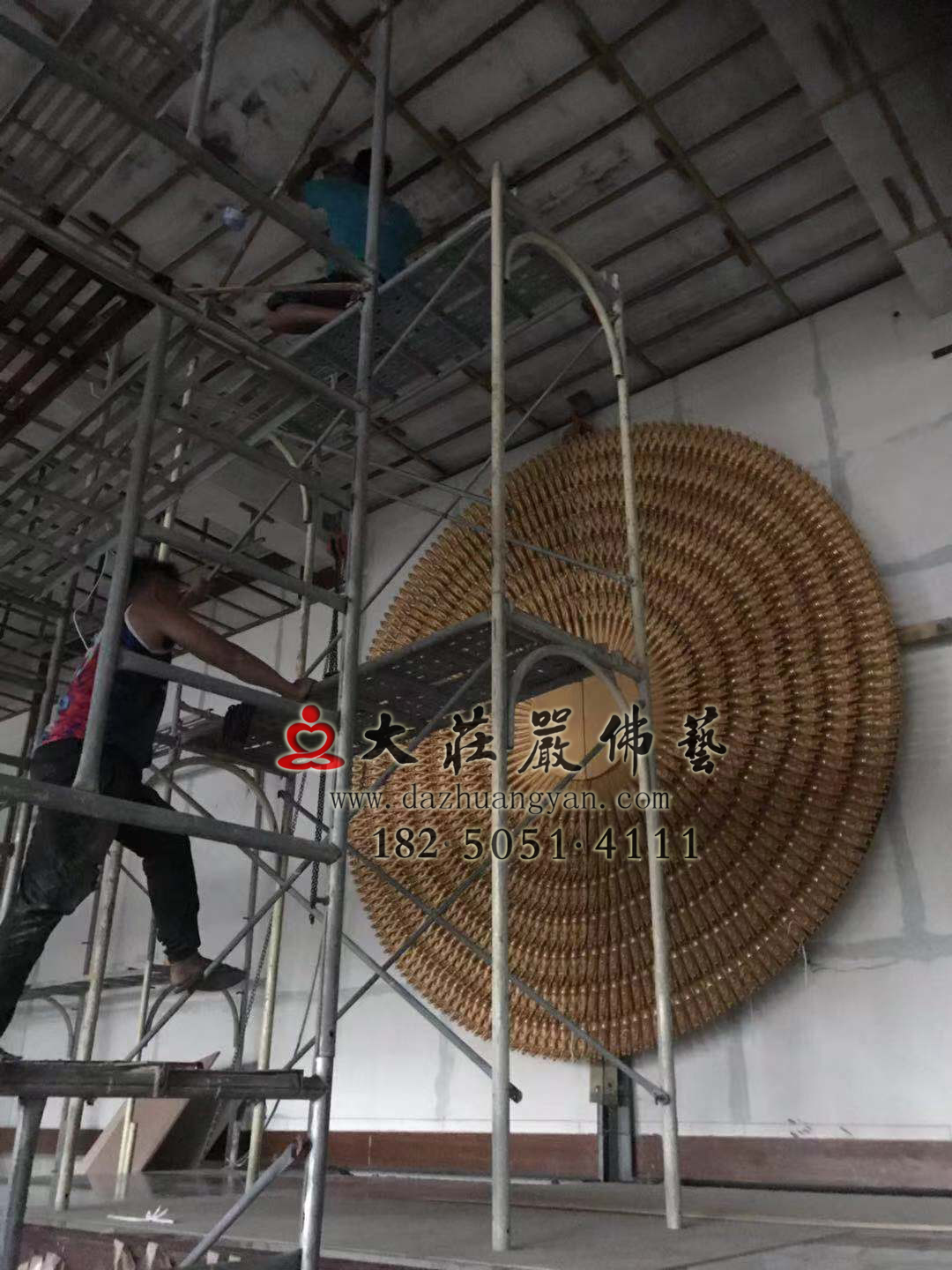 澎湖馬公市潮音寺銅雕千手觀(guān)音千手背光上臺吊裝到位
