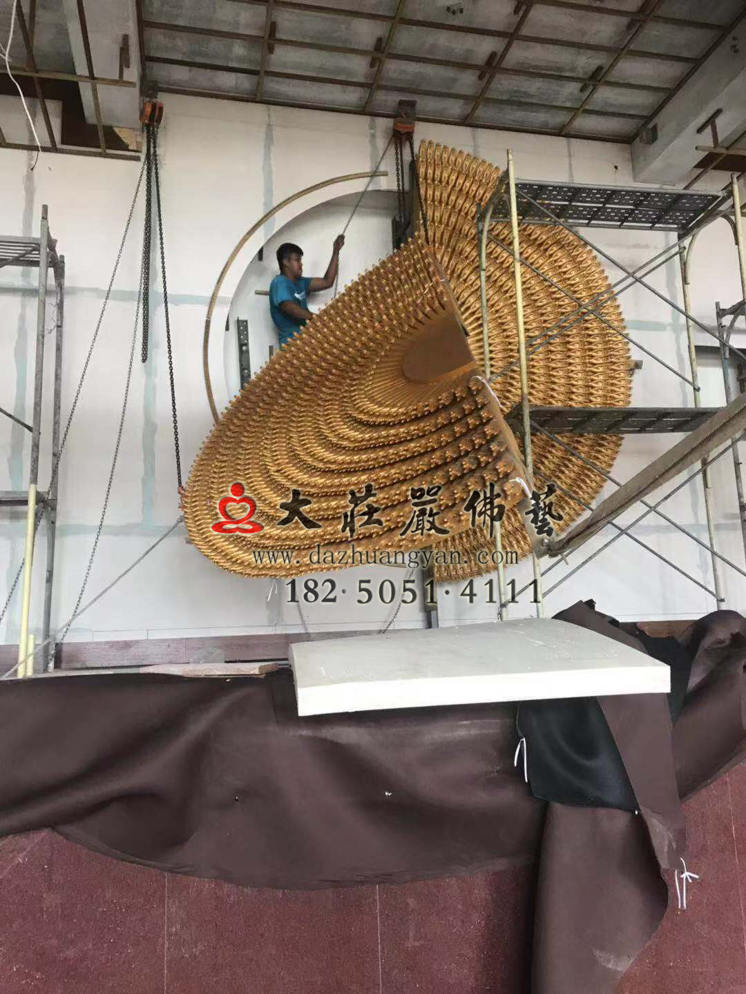 澎湖馬公市潮音寺銅雕千手觀(guān)音千手背光吊裝上佛臺進(jìn)行中